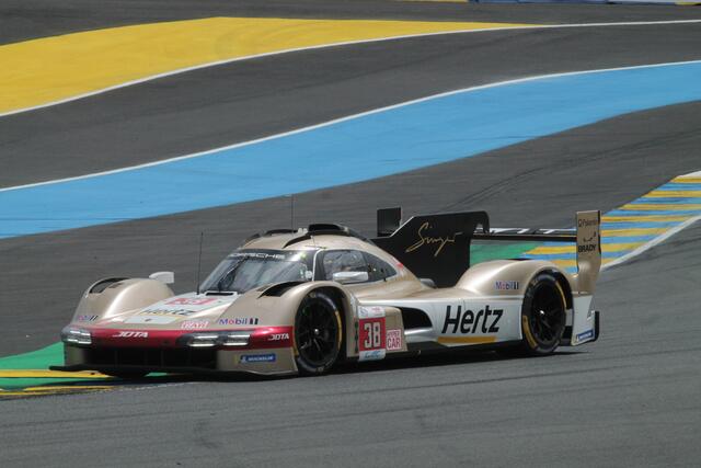 Jenson Button (GB), Philip Hanson (GB) und Oliver Rasmussen (DK) kamen im Porsche 963 vom Jota-Team auf dem 6. Rang ins Ziel | Foto: Michael Sonnick