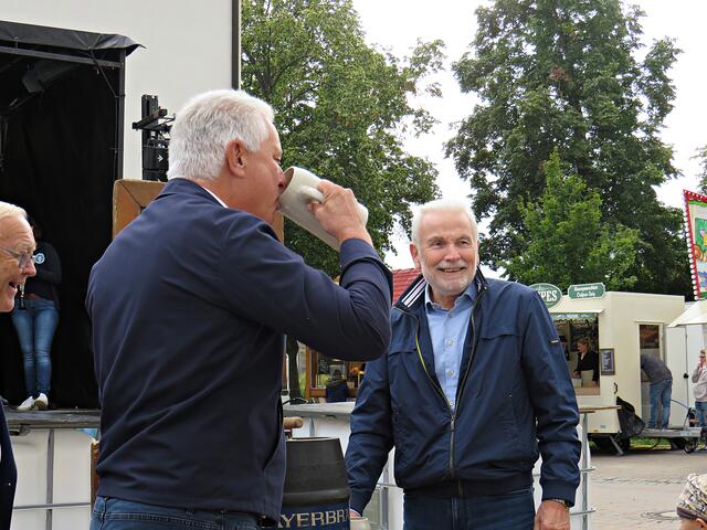 Der Probeschluck vom Bürgermeister | Foto: Brigitte Melder
