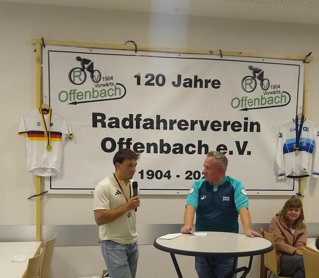 Lukas Spiegel und  der 1. Vorsitzender Andres Gensheimer beim Interview | Foto: Rudi Birkmeyer