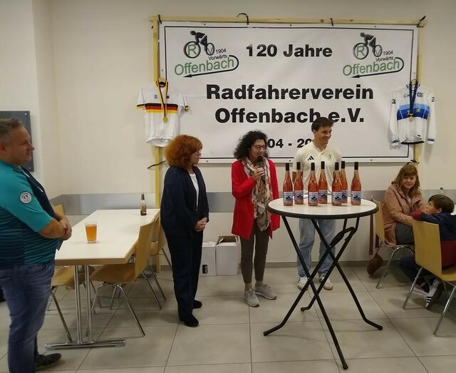 Beigeordnete Marita Gensheimer und Ortsbürgermeisterin von Bornheim, Elke Thomas würdigen den großartigen Sportler | Foto: Rudi Birkmeyer