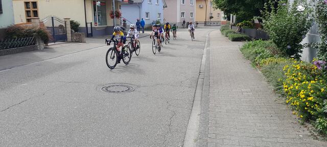 Felix in der Verfolgergruppe (blauer Trikot grüner Helm) | Foto: Hermann Schäffer
