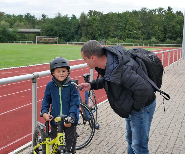 Redakteur Dennis Bachmann beim Interview mit einem der jüngsten Teilnehmer | Foto: Dieter Hammann