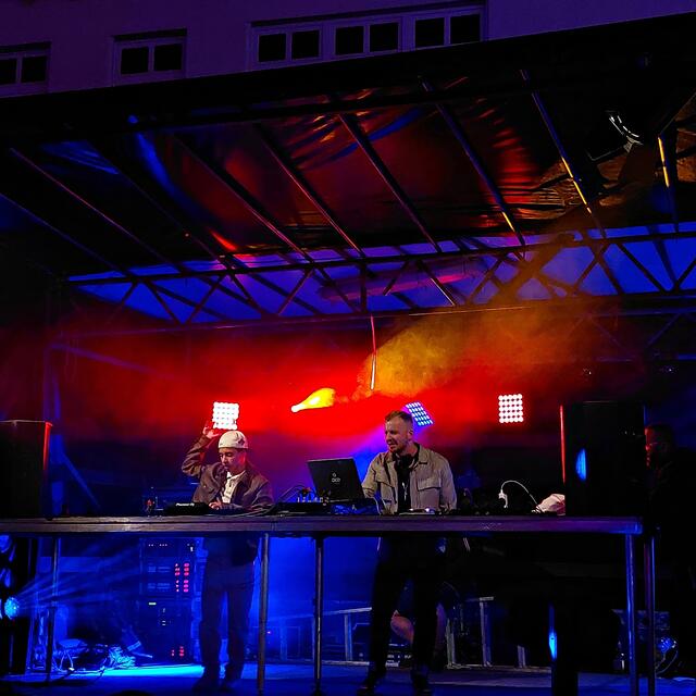 DJ Marshell und DJ OLDE auf der Bühne | Foto: Brigitte Melder