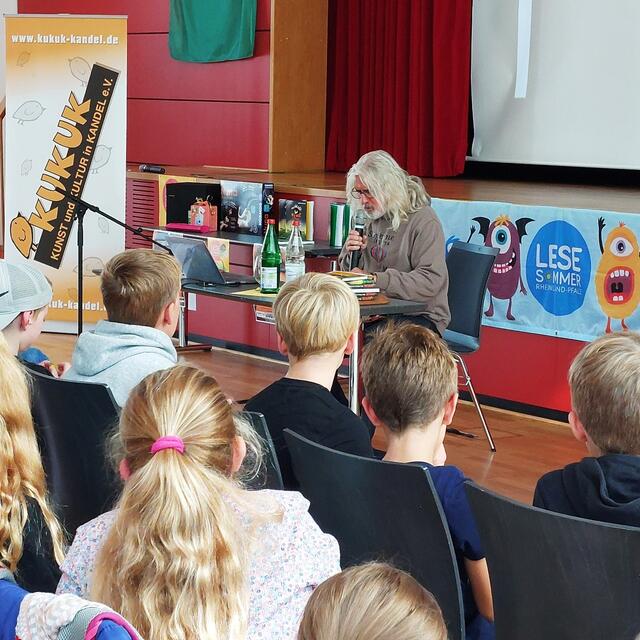 Joachim Masannek, Autor und Erfinder der Kinderbuchserie „Die wilden Kerle“, war zu Besuch in Kandel | Foto: Stadtbücherei Kandel