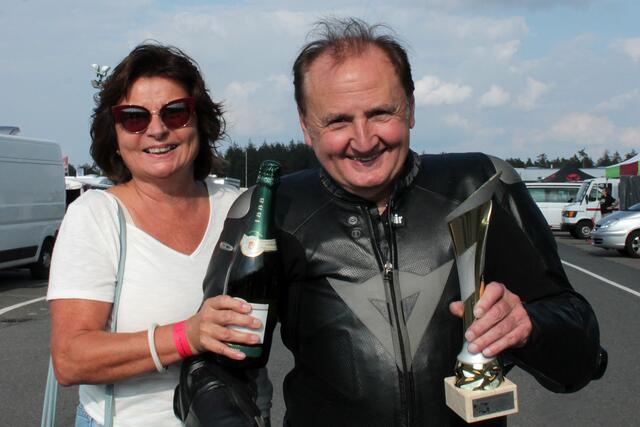 Reiner Scheidhauer mit seiner Anne - Prost ! | Foto: Michael Sonnick