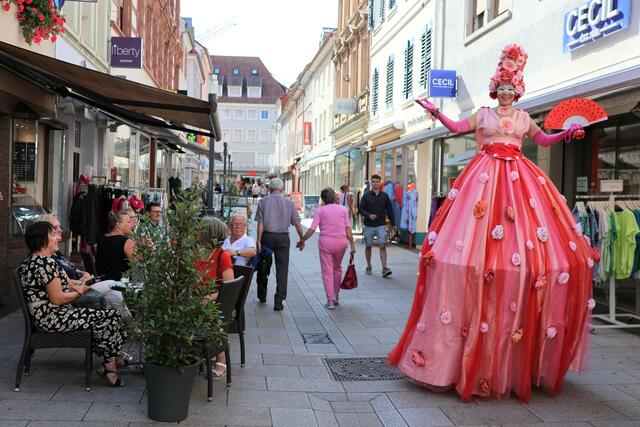 Bunte Stelzenläuferinnen in ausgefallenen Kostümen werden die Besucherinnen und Besucher der Landauer Innenstadt am Samstag wieder verzaubern | Foto: Stadt Landau
