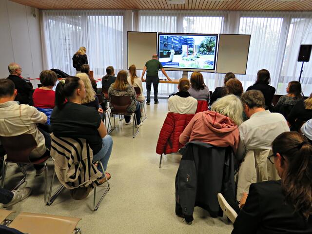 Vorbereitung auf den Vortrag | Foto: Brigitte Melder