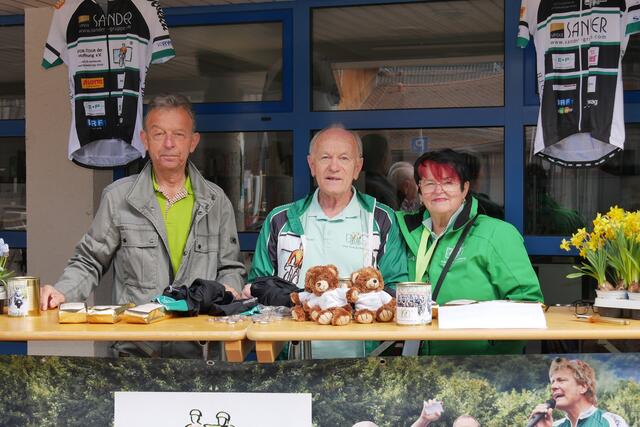 Aktion zur Spendensammlung "VOR - TOUR der Hoffnung" am 1. Mai Radrennen in Offenbach | Foto: Dieter Hammann