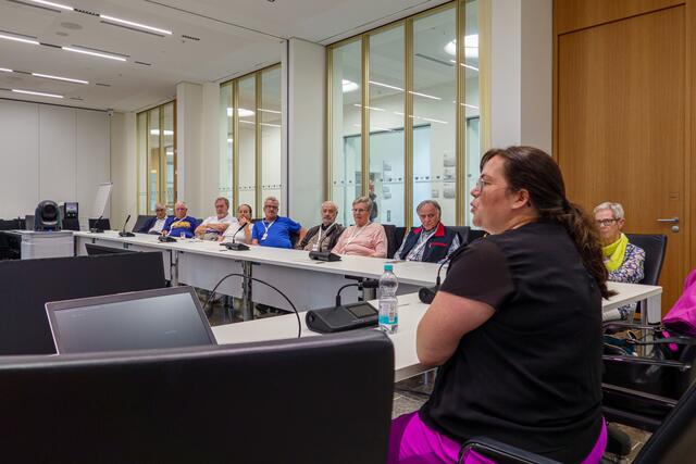 Jaqueline Rauschkolb im Gespräch mit der Besuchergruppe | Foto: Hans Joachim Herweck