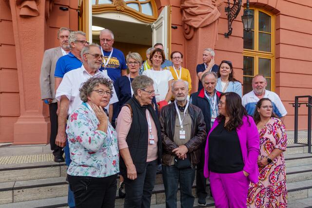 Gleich machen wir ein Gruppenbild. ... Nur noch schnell eine Frage ... | Foto: Hans Joachim Herweck