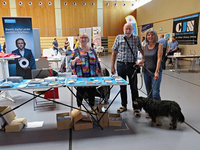 Am Stand vom Weißen Ring e.V.: Sigrid Horländer und Ehepaar Schmerbach mit Hund Bruno | Foto: Brigitte Melder