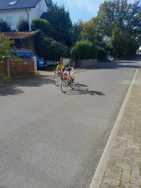 Felix (blaues Trikot) im Kampf um Platz 6  | Foto: Hermann Schäffer