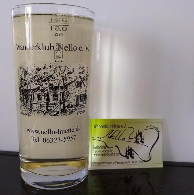 
Nello - Hüttenschoppenglas verbunden mi dem Buch über die Hütte ist doch wohl ein originelles Geschenk für jeden Anlass! 
 | Foto: Rudi Birkmeyer
