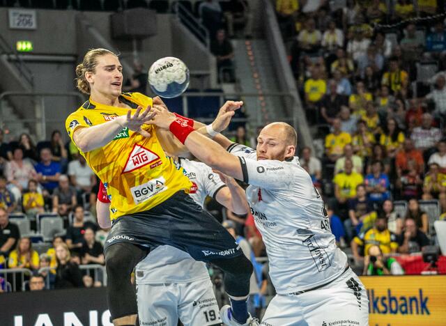 Juri Knorr im Zweikampf  | Foto: Wolfgang Neuberth