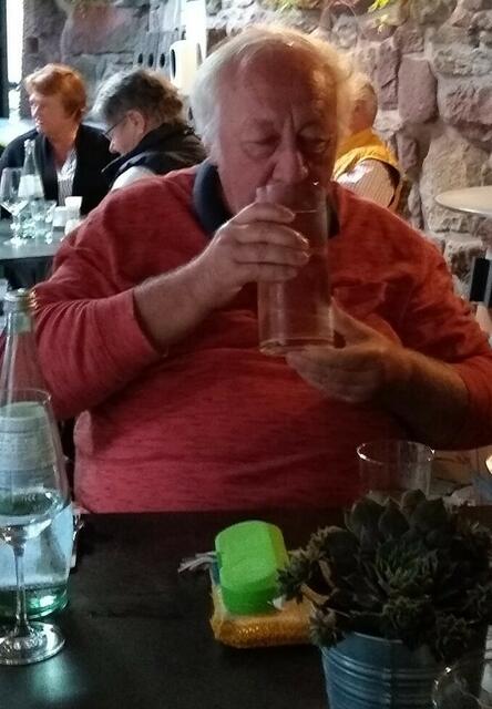 Helmut Kalb geniest einen Schluck aus dem "Rhodter Pfiff" in einem kleinen Lokal in der Nähe des Geburtsortes des besonderen Glas mit einer netten! Entstehungsgeschichte! Festgehalten im Buch. Der Thüringer besuchte das DVG e. V. Symposium auf dem Hambacher Schloss | Foto: Rudi Birkmeyer