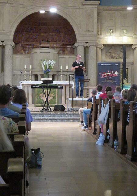 So sieht man ihn besser. Unser Chorleiter improvisiert. | Foto: Maiken Liefeith und Bilder vom offiziellen Flyer von www.chormusicals.de