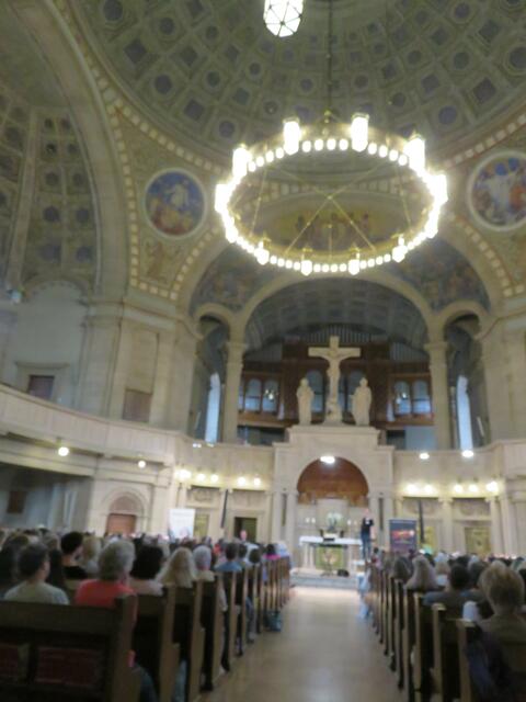 Blick auf Altar und Gewölbe der Christuskirche in Mannheim. | Foto: Maiken Liefeith und Bilder vom offiziellen Flyer von www.chormusicals.de