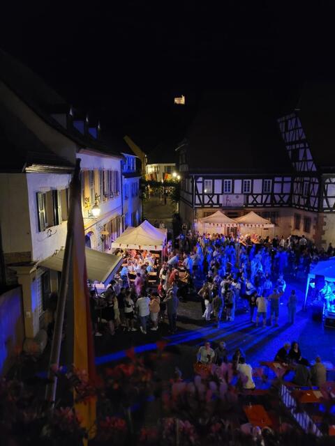 Voller Rathausplatz zu später Stunde | Foto: Gerda Bolz