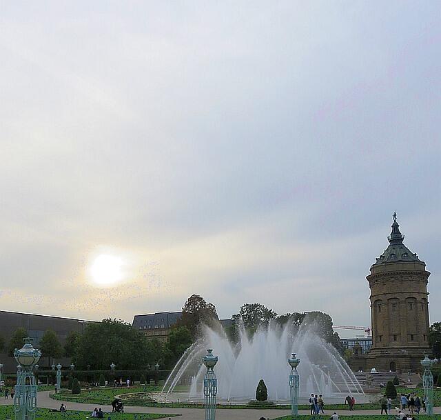 Am Wasserturm in Mannheim | Foto: Maiken Liefeith und Bilder vom offiziellen Flyer von www.chormusicals.de
