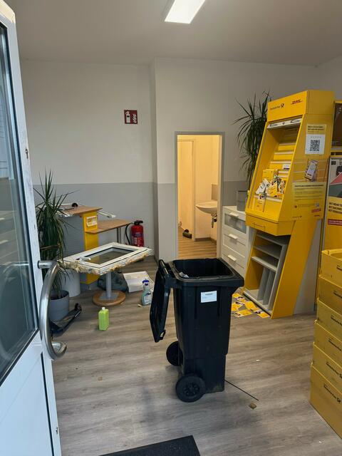 Der Innenraum der Postfiliale in Landstuhl-Atzel nach dem Einbruch. Die Täter haben ein Fenster an der Gebäuderückseite ausgehebelt, um in die Räume zu gelangen | Foto: Mike Scherer