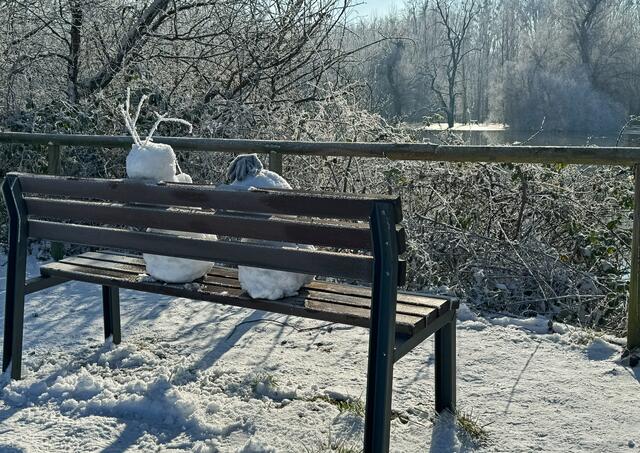 4 Zwei Schneemänner genießen den Blick auf den winterlichen Hagenbacher Altrhein | Foto: Corinna Grasmehr