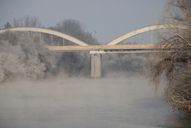 18 Frostiger Morgennebel über dem Neckar. Neckarbrücke MA-Seckenheim - Ilvesheim | Foto: Maren Rödelbronn