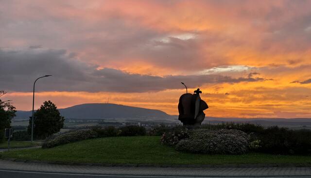 29 Der Donnersberg im Sonnenuntergang mit "Krone" von Göllheim | Foto: Volker Dilg 