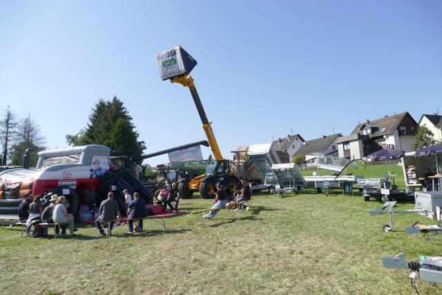 Landmaschinen und landwirtschaftliche Geräte gehören zum Bauernmarkt. | Foto: Horst Cloß