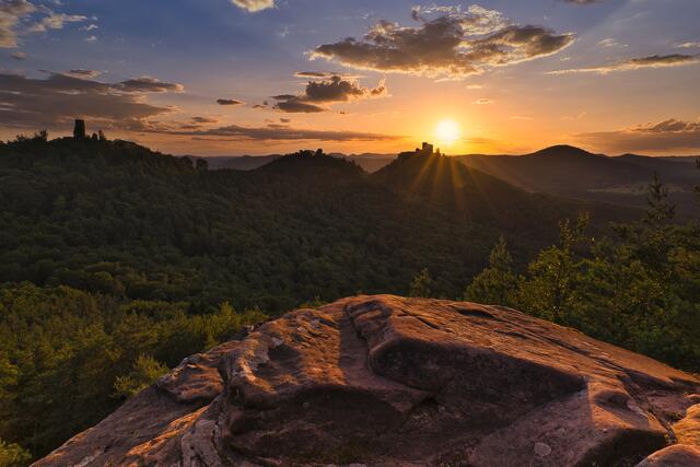 40 Die Burg Trifels: Sonnenuntergang im Wasgau mit Blick auf die Burg. | Foto: Alexander Böshans