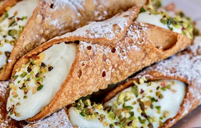 Beliebt auf Malta: Die Cannoli siciliani bestehen aus einer knusprigen, frittierten Teighülle und einer süßen Füllung, meist aus Ricotta, der mit Zucker und Vanille verfeinert wird. | Foto: Daniel Basler