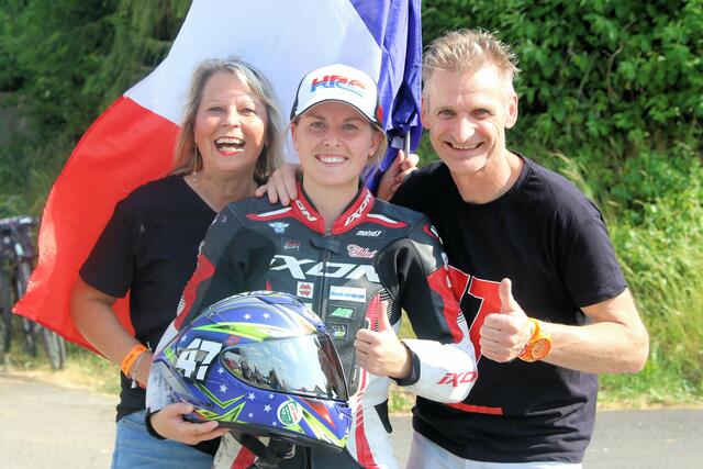 Die Französin Chloé Battu mit ihren Eltern  | Foto: Thomas Haas