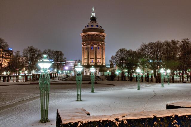 21 Das Bild zeigt die Wasserturmanlage in Mannheim im Winter. | Foto: Jürgen Josef Helget