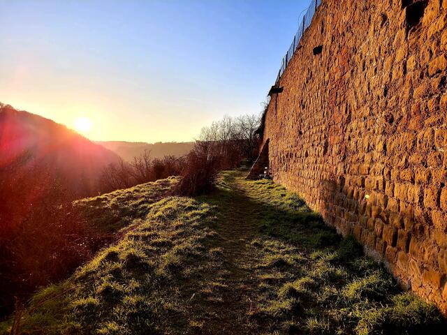 39 Neuleininger Burgmauer mit Blick ins Eckbachtal | Foto: Axel Bölger
