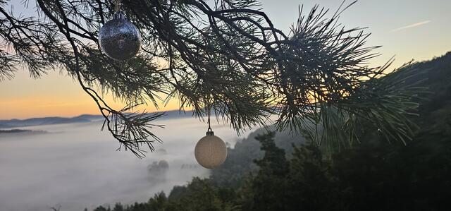 8 Herrlicher Sonnenaufgang auf dem Christkindelsfelsen in Rumbach. Rumbach liegt Märchenhaft unter dem Nebel.  | Foto: Cornelia Weber