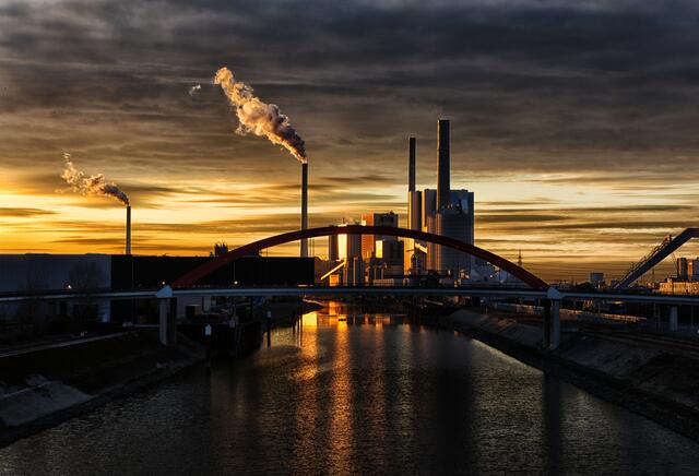 44 Das Großkraftwerk Mannheim zeigt sich im schönsten Abendlicht | Foto: Manfred Riedel