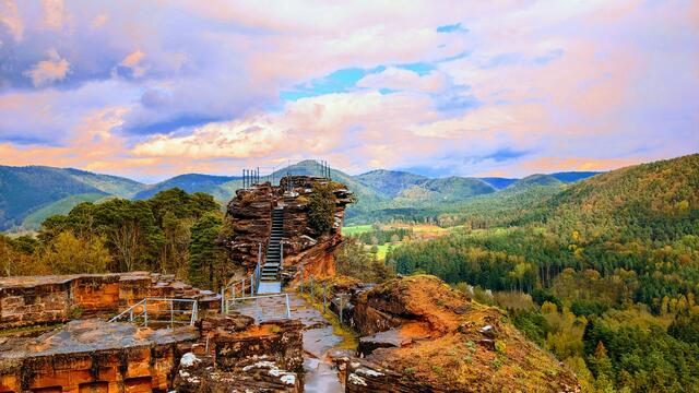 19 Burg Drachenfels im Dahner Felsenland im Mai  | Foto: Birgit Langhoff