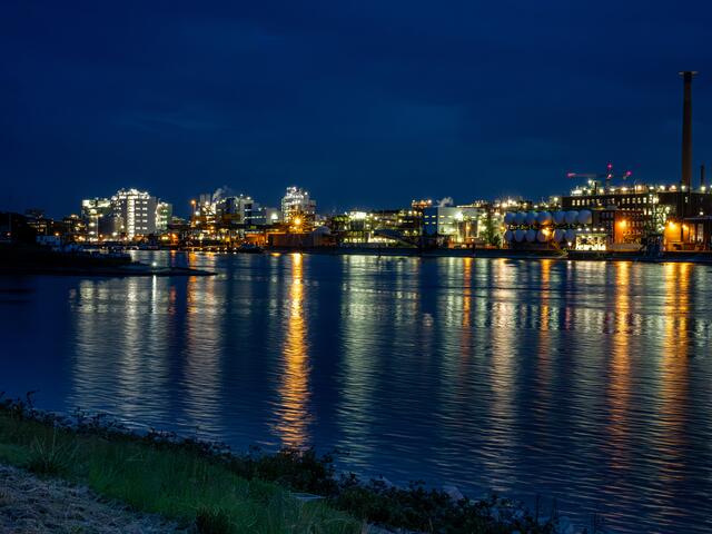3 BASF zur blauen Stunde, fotografiert von der Friesenheimer Insel Mannheim. | Foto: Alexander Kramb