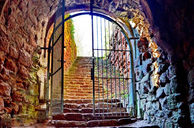 14 Eingangstor Burgruine Drachenfels | Foto: Kugler Michael