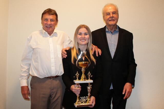 Die Französin Chloé Battu mit den Motorrad-Weltmeistern Jon Ekerold (links) und Dieter Braun | Foto: Michael Sonnick