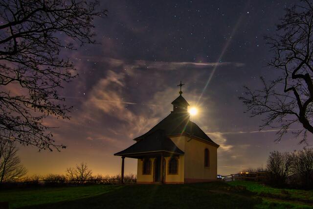19 Strahlender Mond in winterlicher Nacht auf der kleinen Kalmit bei Ilbesheim | Foto: Thomas Winkelblech