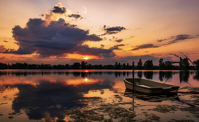 4 Der Begütenweiher in Ludwigshafen am Rhein zum Sonnenuntergang mit Ruderboot.  | Foto: Alexander Weinheimer