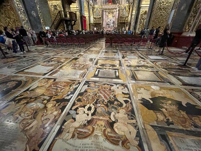 Viele der 400 Ritter, die in der St. John’s Co-Kathedrale in Valletta begraben sind, waren Anführer des Johanniterordens und spielten eine bedeutende Rolle in der Geschichte Maltas, insbesondere während der Großen Belagerung von 1565. | Foto: Daniel Basler