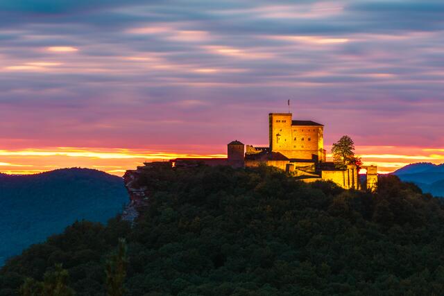36 Burg Triefels im Sonnenuntergang. Aufgenommen vom Wettereck. | Foto: Stefan Geppert