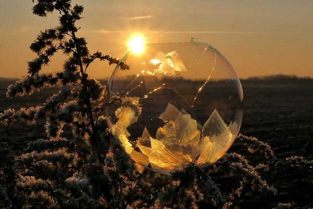 37 Vergängliche Pracht: Gefrorene Seifenblase bei Sonnenaufgang
Aufgenommen bei -8 Grad in den Feldern rund um Fußgönheim | Foto: Torsten Kerbeck