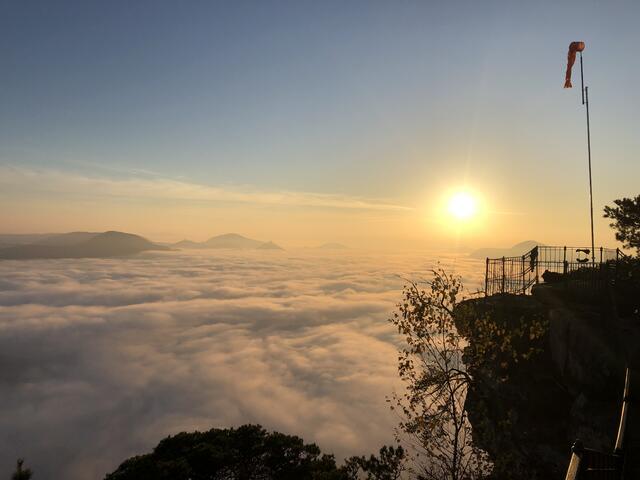 43 Blick übers "Wolkenmeer" am Orensfels Richtung Annweiler | Foto: Christian Kleiner