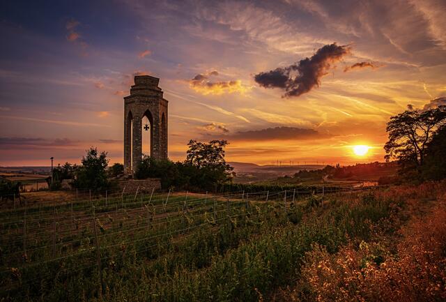 4 Das Ehrenmal im Zellertal bei Kichheimbolanden zum Sonnenuntergang.  | Foto: Alexander Weinheimer