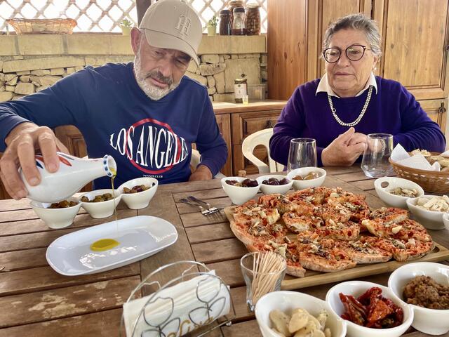 Der nachhaltige Olivenanbau auf Malta gewinnt zunehmend an Bedeutung, da Landwirte auf ökologische Praktiken setzen – zur Förderung der lokalen Landwirtschaft und der Umwelt. Die Produzenten laden dazu regelmäßig zu Verkostungen ein, um den Gästen die Hintergründe ihrer Arbeit zu erläutern. | Foto: Daniel Basler