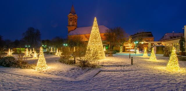 4 Weihnachtsmarkt im Kurpark Bad Dürkheim. Im Hintergrund die St. Ludwigkirche. | Foto: Volker Fleckser