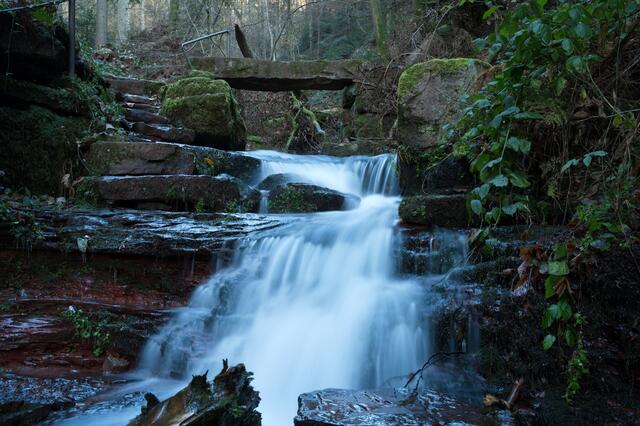 48 Steinbrücke über das Schloßbächlein in der Wolfsschlucht bei Zwingenberg.  | Foto: Claus Wieland