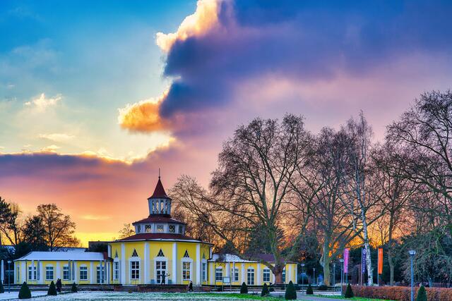 6 Im Ebertpark vor dem Turmrestaurant in Ludwigshafen bei Sonnenuntergang | Foto: Ralph Beetz
